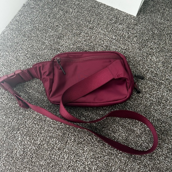 Lululemon 2L maroon - Picture 2 of 6